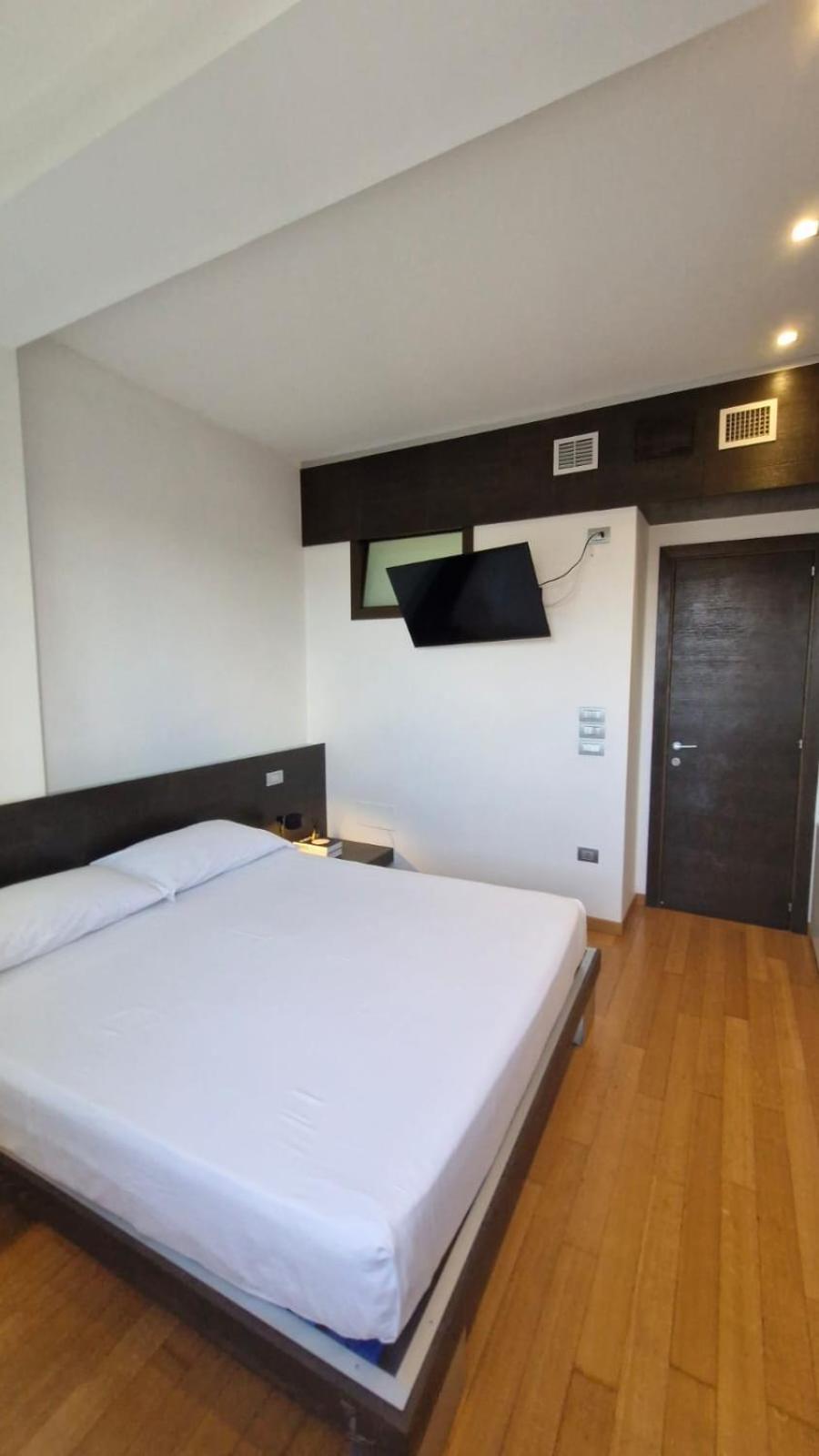 Attico Reale - In Centro, Tra Stazione E Bari Vecchia Apartment ภายนอก รูปภาพ